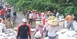 Ratusan warga Handelem di Kecamatan Sobang, Kabupaten Lebak, membangun jalan secara swadaya. (Sumber: Dok. Warga)