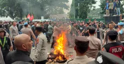Ratusan mahasiswa dari Kumala, PMII dan GMNI saat melakukan aksi demo di depan Kantor Bupati Lebak. (Sumber: POSKOTA | Foto: Samsul Fatoni)