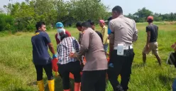 Petugas Polsek Kasemen bersama warga mengevakuasi korban meninggal setelah tersambar petir. (Sumber: Dok. Humas Polresta Serang Kota)