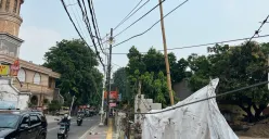 Salah satu keberadaan kabel semrawut yang menjuntai di trotoar Jalan Meruya Selatan, Kembangan, Jakarta Barat, Selasa, 2 Desember 2025. (Sumber: Poskota/Pandi Ramedhan)