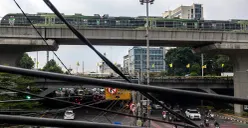 Kondisi kabel udara yang semerawut di perempatan lampu merah Jalan Dewi Sartika, Jakarta Timur, pada Selasa, 2 Desember 2025. (Sumber: POSKOTA | Foto: Dhiya Ahmad Fauzan/M2)