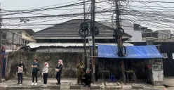 Kondisi kabel udara yang terlihat semerawut di kawasan Palmerah, Jakarta Barat. (Sumber: POSKOTA | Foto: Pandi Ramedhan)