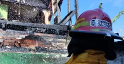 Petugas memadamkan api lima rumah di Nanggung, Kabupaten Bogor, Selasa, 2 Desember 2025. (Sumber: Dok. Damkar Bogor)