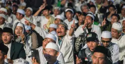 Peserta aksi reuni 212 bersholawat dan melaksanakan sholat isya berjamaah di Silang Monas, Selasa, 2 Desember 2025. (Sumber: Poskota/Bilal Nugraha Ginanjar)