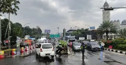 Polisi mengimbau hindari penggunaan joki jalur alternatif memasuki wilayah Puncak, Cibinong, Kabupaten Bogor. (Sumber: Poskota/Giffar Rivana)