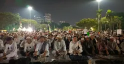 Suasana kegiatan Reuni Akbar 212 di lapangan Monumen Nasional (Monas), Gambir, Jakarta Pusat, Selasa, 2 Desember 2025 malam WIB. (Sumber: POSKOTA | Foto: Ali Mansur)