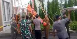 Petugas mengevakuasi korban tersambar petir di Tenjo, Kabupaten Bogor saat sedang memperbaiki gerbang perumahan, Senin 1 Desember 2025. (Sumber: Polsek Tenjo)