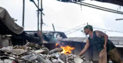 Aktivitas pengupasan kerang hijau di Muara Angke, Penjaringan, Jakarta Utara, Rabu, 3 Desember 2025. (Sumber: POSKOTA | Foto: Dhiya Ahmad Fauzan/M2)