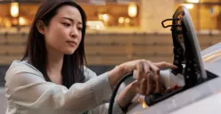 Ilustrasi pengisian daya baterai mobil listrik. (Sumber: Freepik)