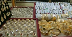 Harga emas perhiasan hari ini, Rabu, 3 Desember 2025 mengalami sedikit penurunan. (Sumber: Pexels/Meuruyert)