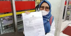 EI, 52 tahun, seorang wanita di Bekasi menjadi korban ganjal ATM saat bertransaksi di sebuah minimarket di Jalan Nangka Raya, Kayuringin Jaya, Bekasi Selatan. (Sumber: Poskota/Nurpini Aulia Rapika)