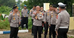 Kapolda Jawa Barat Irjen Pol Rudi Setiawan mengecek persiapan jalur menghadapi Nataru di Pospol Cikopo, Purwakarta, Rabu, 3 Desember 2025. (Sumber: POSKOTA | Foto: Dadan Sukmana)