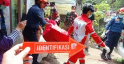 Petugas mengevakuasi jasad di kamar mandi rumah di Kampung Babakan Sabrang, Desa Babakan, Kecamatan Ciseeng, Kabupaten Bogor. (Sumber: Dok. Polsek Parung)
