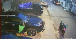 Maling spion mobil di Jalan Cendrawasih 7, Cengkareng, Jakarta Barat, Rabu, 3 Desember 2025. (Sumber: Istimewa)