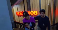 Terduga pelaku pencurian HP di wilayah Ciracas, Jakarta Timur, saat digelandang petugas polisi. (Sumber: Dok Humas Polda Metro Jaya)