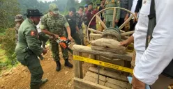 Tim Gakkum KLH dan Satgas PKH saat menutup tambang emas di Cibeber, Lebak. (Sumber: POSKOTA | Foto: Samsul Fatoni)