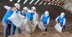 Manajemen PLN memastikan kualitas BBJP di PLTU Lontar, yang merupakan program inovasi energi dan solusi pengelolaan sampah ramah lingkungan. (Sumber: Dok. PLN UID Jakarta Raya)