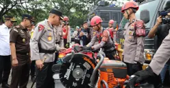 Kapolda Banten, Irjen Hengki saat memeriksa peralatan yang digunakan Tim SAR untuk bersiap menghadapi potensi bencana. (Sumber: Dok. Polda Banten)