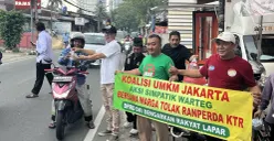 Komunitas pelaku usaha warteg dan UMKM membagikan nasi bungkus sebagai bentuk protes terhadap Raperda KTR di kawasan Kembangan, Jakarta Barat, Rabu, 3 Desember 2025. (Sumber: POSKOTA | Foto: Pandi Ramedhan)