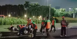 Petugas kebersihan DLH Jakarta saat melakukan pembersihan seusai kegiatan Reuni Akbar 212 di Monas, Gambir, Jakarta Pusat, Rabu, 3 Desember 2025. (Sumber: Dok. DLH Jakpus)