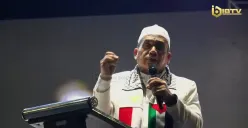 Wakil Menteri Agama (Wamenag) Romo Muhammad Syafi'i menghadiri Reuni Akbar 212 yang digelar di kawasan Monumen Nasional (Monas), Jakarta Pusat, Selasa, 2 Desember 2025 malam. (Sumber: YouTube 212)