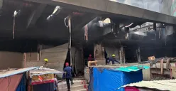 Proses pendinginan pascakebakaran di Pasar Anyar, Bogor Tengah, Kota Bogor, Kamis, 4 Desember 2025. (Sumber: Poskota/Giffar Rivana)