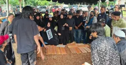 Prosesi pemakaman jenazah aktor senior Epy Kusnandar di TPU Jeruk Purut, Cilandak Timur, Pasar Minggu, Jakarta Selatan, Kamis, 4 Desember 2025. (Sumber: Poskota/Angga Pahlevi)