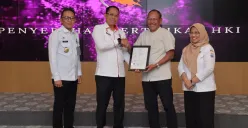 Pejabat Pemerintah Kota Cimahi bersama perwakilan Kemenkumham Jawa Barat menyerahkan sertifikat Hak Kekayaan Intelektual (HAKI) kepada salah satu penerima dalam rangkaian CHiMA Awards 2025. (Sumber: Diskominfo Kota Cimahi)