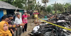 Lurah Cakung Timur, Tribudi saat saat meninjau langsung lokasi kebakaran pada Kamis, 4 Desember 2025. (Sumber: Poskota/M. Tegar Jihad)