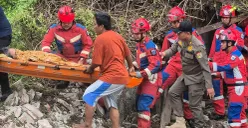 Petugas mengevakuasi seorang nenek yang sedang sakit saat terjadi bangunan runtuh di Jalan Kopi, Roa Malaka, Tambora, Jakarta Barat, Kamis, 4 Desember 2025. (Sumber: Istimewa)