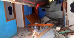 Kondisi rumah kontrakan yang rusak akibat tabung gas 3 kg meledak di Kampung Pagaulan RT 10 RW 02, Desa Sukaresmi, Kecamatan Cikarang Selatan, Kabupaten Bekasi, Rabu, 3 Desember 2025. (Sumber: Istimewa)