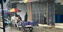 Potret penjual air bersih dalam jeriken di Muara Angke, Jakarta Utara, Kamis, 4 Desember 2025. (Sumber: POSKOTA | Foto: M Tegar Jihad)