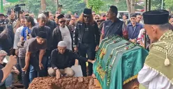 Sejumlah rekan sesama artis hadir dalam pemakaman pentolan Preman Pensiun, Epy Kusnandar di TPU Jeruk Purut, Cilandak Timur, Pasar Minggu, Jakarta Selatan, Kamis, 4 Desember 2025. (Sumber: Poskota/Angga Pahlevi)