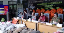 Kapolda Banten, Irjen Hengki (kedua dari kiri) saat menyampaikan keterangan pers terkait kasus tambang ilegal, Kamis, 4 Desember 2025. (Sumber: Dok. Humas Polda Banten)