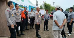 Kapolres Serang, AKBP Condro Sasongko, menemui petugas di posko penyekatan truk angkutan pertambangan dan odol di jalur Cikande, Rangkasbitung. (Sumber: POSKOTA | Foto: Rahmat Haryono)