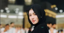 Potret Inara Rusli saat berada di Ka'bah. (Sumber: Instagram/@mommy_starla)