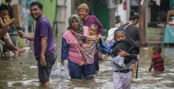 Sejumlah warga terlihat beraktifitas ditengah genangan air akibat banjir rob yang melanda kawasan Muara Angke, Jakarta Utara. (Sumber: Posokota/Bilal Nugraha Ginanjar)