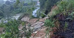 Ilustrasi, material longsor menutupi salah satu ruas jalan di Kabupaten Humbang Hasundutan, Sumatera Utara, Kamis pada Kamis, 27 November 2025. (Sumber: Dok. BNPB)