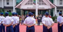 Para pelajar tingkat SMP dari berbagai sekolah dilepas Bupati Karawang, Aep Syaepuloh, untuk mengikuti pendidikan karakter kebangsaan. (Sumber: Istimewa)
