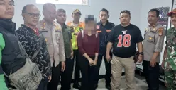Kapolsek Pancoran Mas, AKP Hartono, dan petugas KAI Stasiun Citayam mengamankan pelaku wanita muda pembuang bayi. (Sumber: Dok Polsek Pancoran Mas)