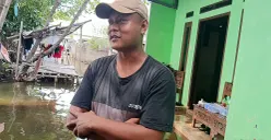 Ahmad Sayudin, petani tambak di Kampung Sembilangan, Desa Sumber Jaya, Kecamatan Samudra Jaya, Kabupaten Bekasi. (Sumber: POSKOTA | Foto: Nurpini Aulia Rapika)