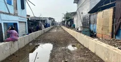 Kondisi tanggul mitigasi yang masih dalam tahap pembangunan di RW 22 Kelurahan Muara Angke, Penjaringan, Jakarta Utara, Minggu, 7 Desember 2025. (Sumber: POSKOTA | Foto: Pandi Ramedhan)