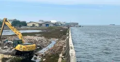 Kondisi tanggul di Pelabuhan Nizam Zachman kawasan Muara Baru, Penjaringan, Jakarta Utara, yang jebol, Minggu, 7 Desember 2025. (Sumber: POSKOTA | Foto: Pandi Ramedhan)