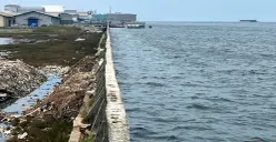 Kondisi tanggul di Pelabuhan Nizam Zachman kawasan Muara Baru, Penjaringan, Jakarta Utara, yang jebol, Minggu, 7 Desember 2025. (Sumber: POSKOTA | Foto: Pandi Ramedhan)