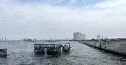 Kondisi tanggul di Pelabuhan Nizam Zachman kawasan Muara Baru, Penjaringan, Jakarta Utara, yang jebol, Minggu, 7 Desember 2025. (Sumber: POSKOTA | Foto: Pandi Ramedhan)