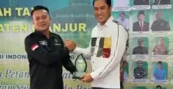 TANI: Anggota DPRD Jabar, Abdul Karim, menerima cinderamata dari Ketua Pemuda Tani Kabupaten Cianjur, Rendi Taufik Ismail usai membuka  kegiatan Sekolah Tani di Wisma Pendawa, Ciloto, Kabupaten Cianjur. (Sumber: Istimewa)