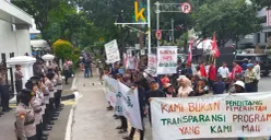 Aksi unjuk rasa warga TPU Kebon Nanas di depan Gedung DPRD Jakarta, Gambir, Jakarta Pusat, Senin, 8 Desember 2025. (Sumber: Dok. Istimewa)
