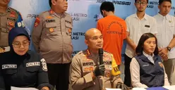 Kapolres Metro Bekasi, Kombes Pol Mustofa bersama jajarannya menggelar konferensi pers kasus penyebaran konten asusila yang dilakukan oleh pria berinisial MSG. (Sumber: POSKOTA | Foto: Nurpini Aulia Rapika)