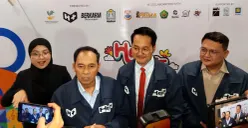 Wali Kota Cimahi, Ngatiyana (kedua kanan) saat menyampaikan keterangan kepada awak media di Kampus Universitas Jenderal Ahmad Yani, Senin, 8 Desember 2025. (Sumber: POSKOTA | Foto: Gatot Poedji Utomo)