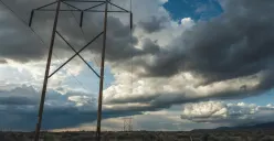 Ilustrasi awan tebal yang diprediksi menyelimuti langit di Jakarta pada Senin, 8 Desember 2025 dan berpotensi hujan ringan (Sumber: Pexels: Bratt Sayles)